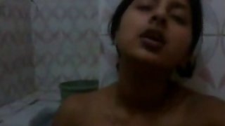 Indian babe masturbating